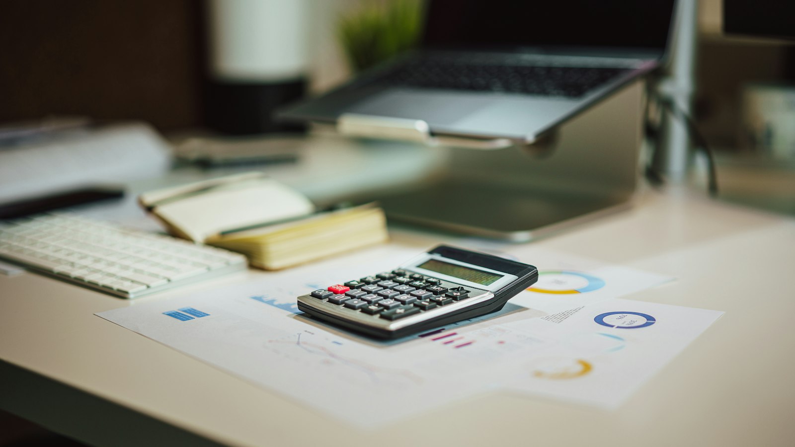Calculadora y laptop sobre un escritorio de contabilidad