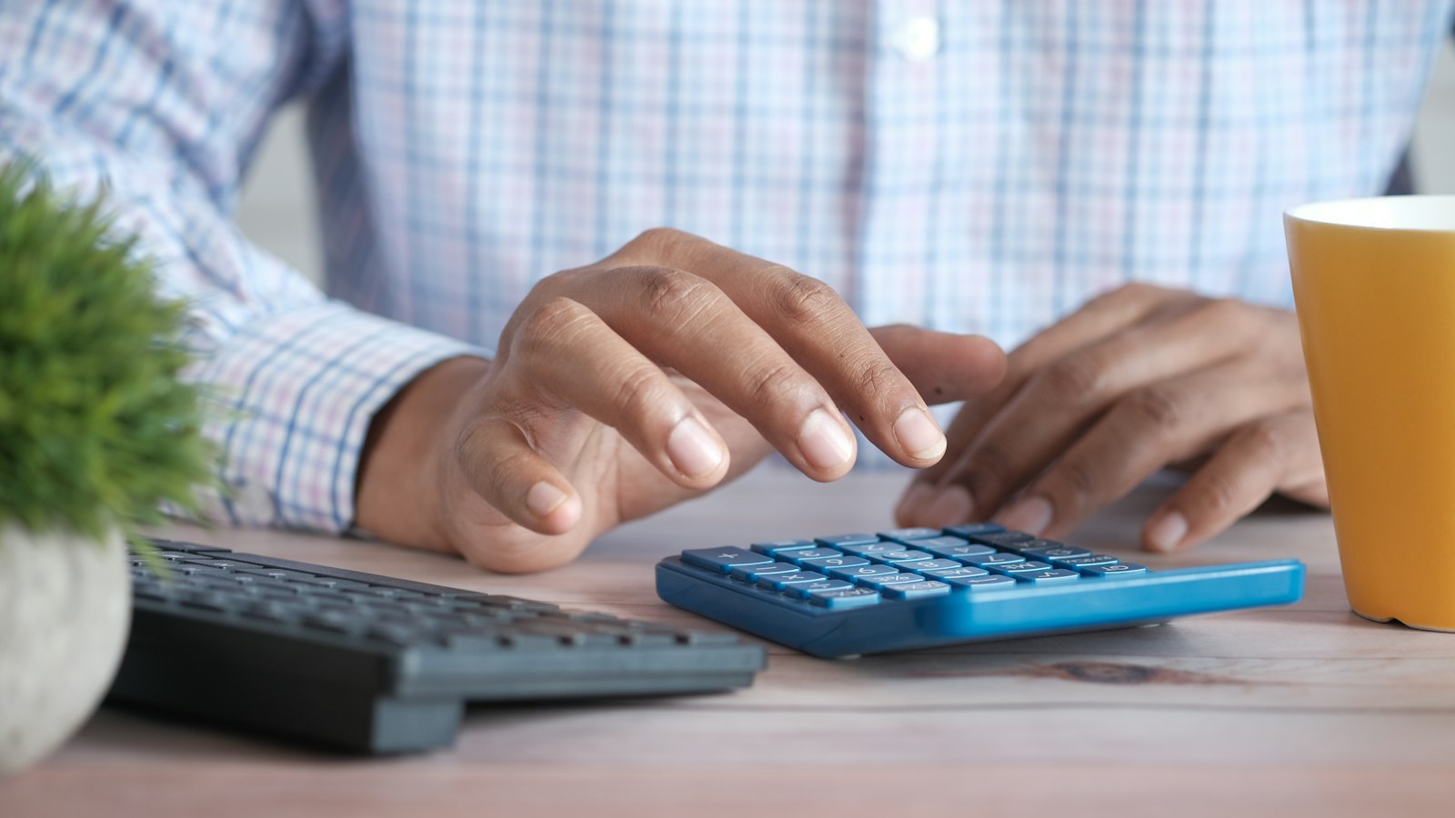 Empresario haciendo cálculos con una calculadora